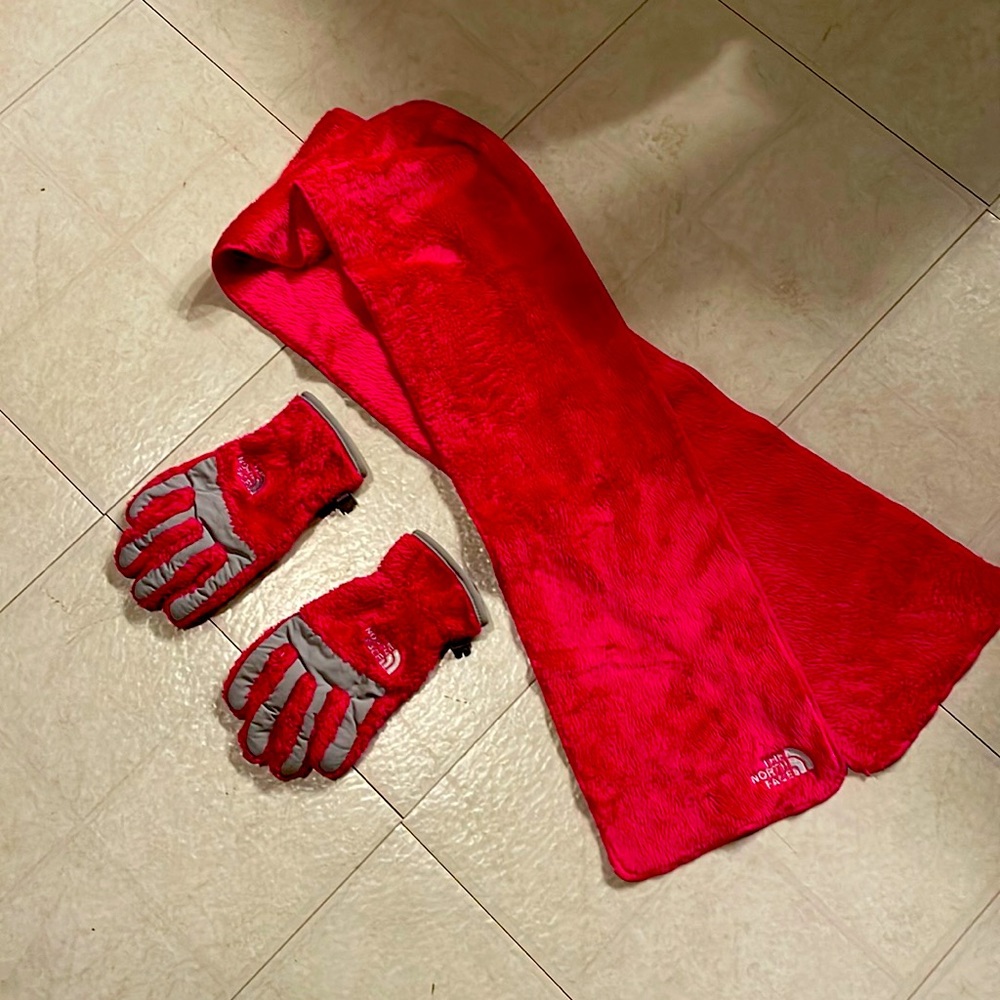 Girls Northface gloves and scarf